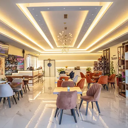 Universi Hotel *