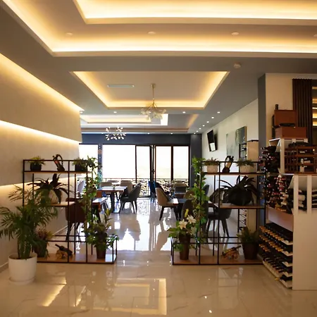 Univers Hotel *