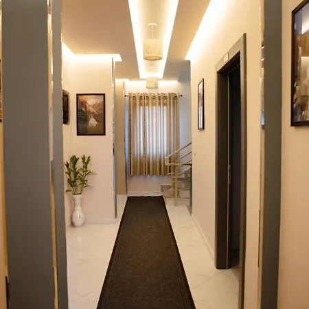 Univers Hotel *