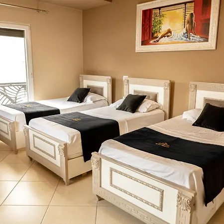 Univers Hotel *