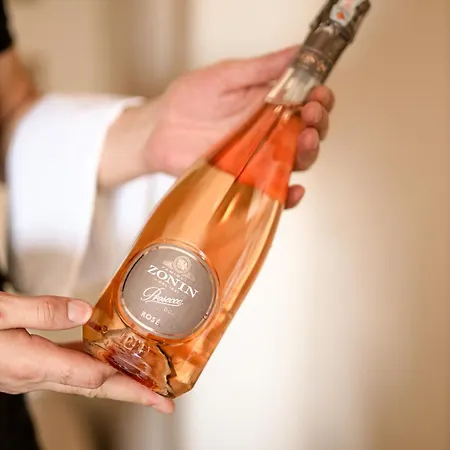 Universi ホテル Bajram Curri